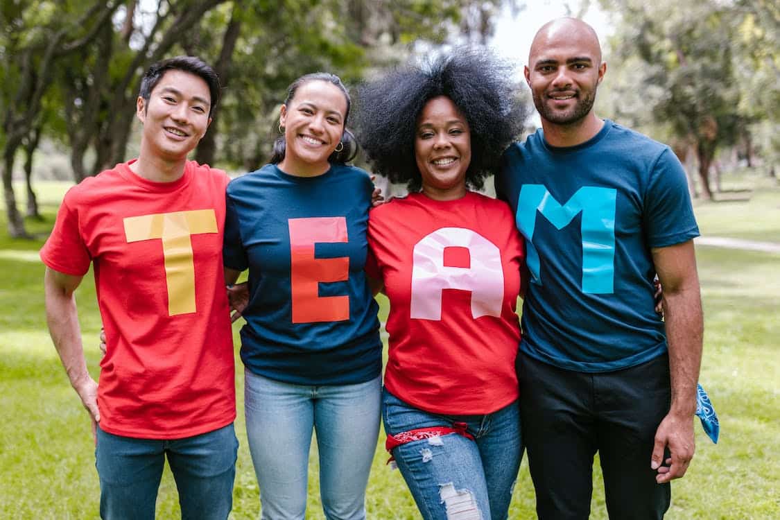 Comment promouvoir votre entreprise avec des tee-shirts personnalisés ?